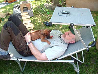 Günter Werner und ein Rhodesian Ridgeback-Welpe beim Mittagsschlaf